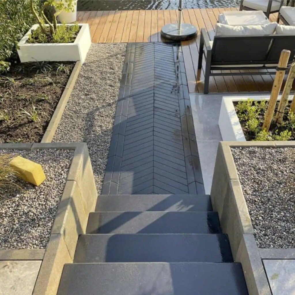 hoogteverschil met L-elementen en stapelblokken in de tuin