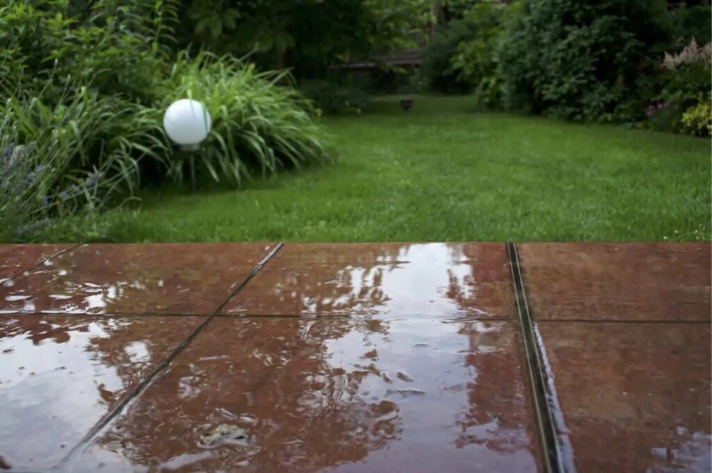 gladde tegels buiten zijn ontstaan doordat er een laagje water op de terrastegels staat