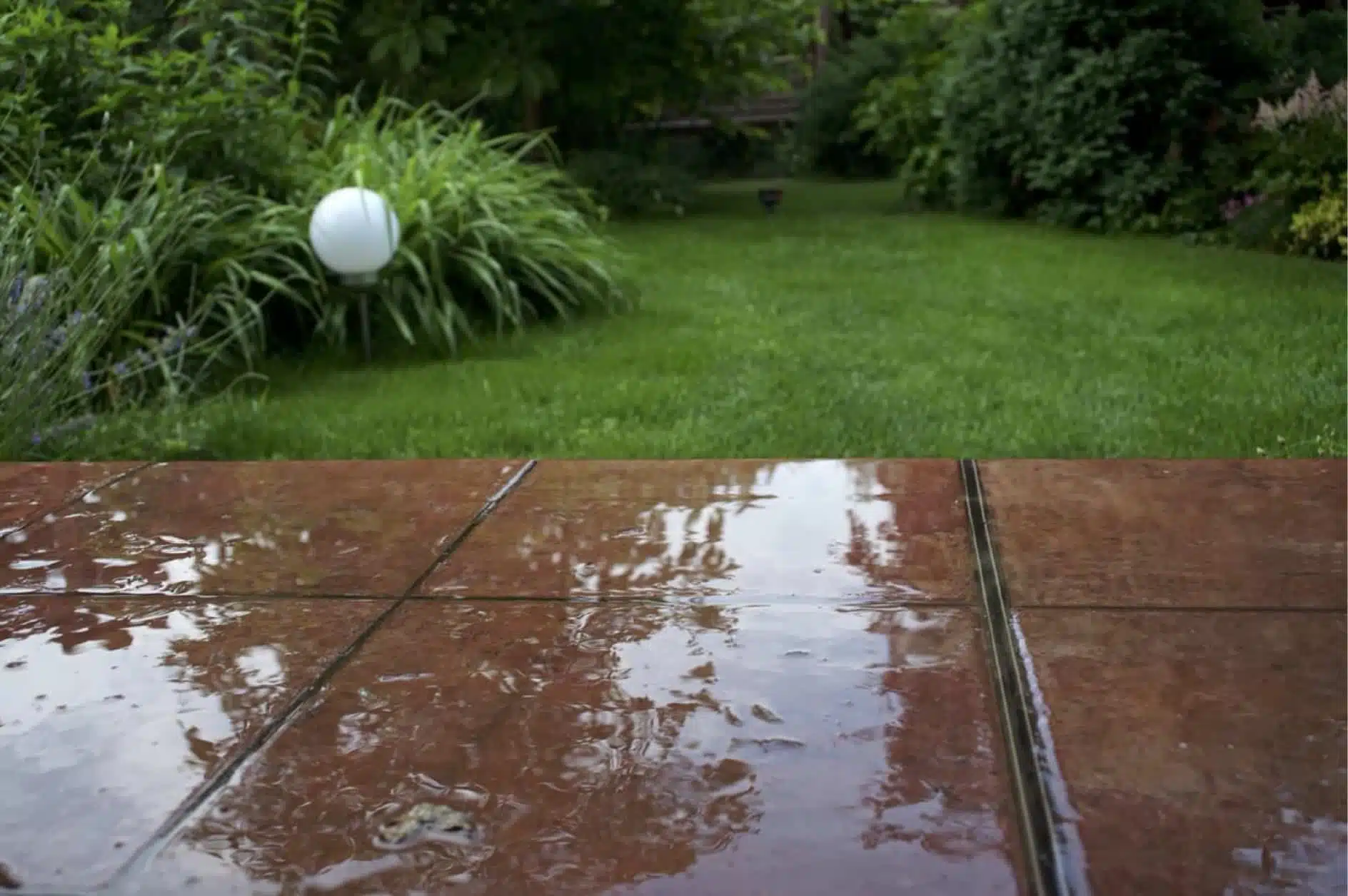 gladde tegels buiten zijn ontstaan doordat er een laagje water op de terrastegels staat